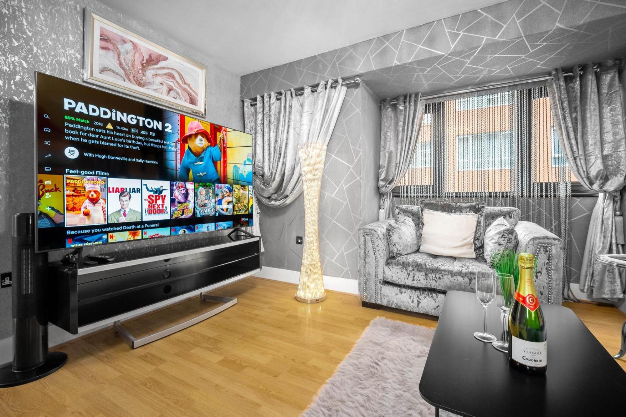 Apartment Luxury 1 Bed Flat With Parking 11k - Rated - Netflix - Wifi - 70 Inch Smart Tv - Centre - Tv In Bedroom - Rated